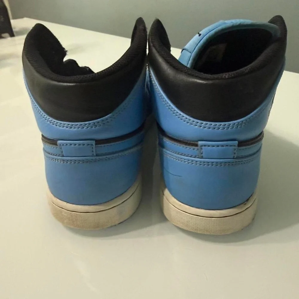 Jordan 1 Retro High OG blue trainers. No laces. Size US 11